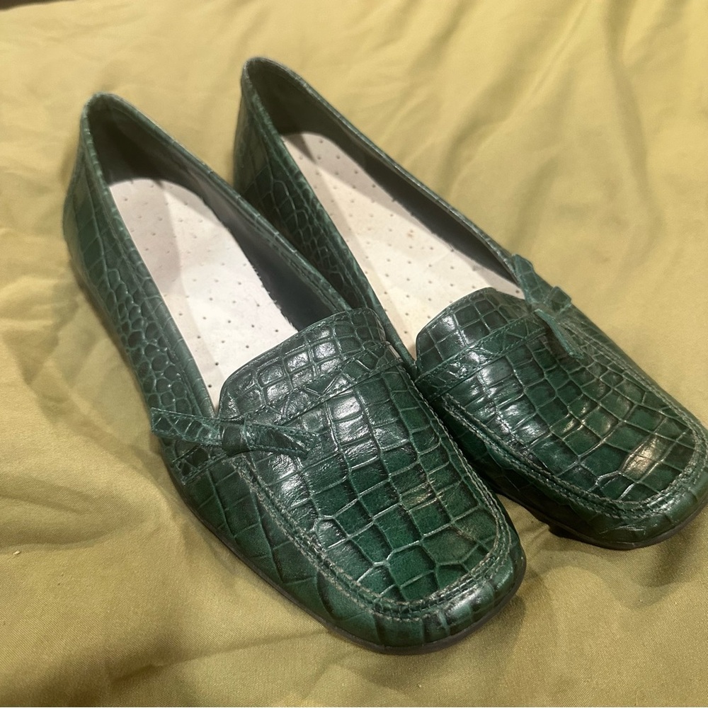 Michelle D Green Textured Loafers size 6 crocodile pattern leather